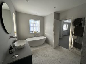 Bath area of the master bathroom after works